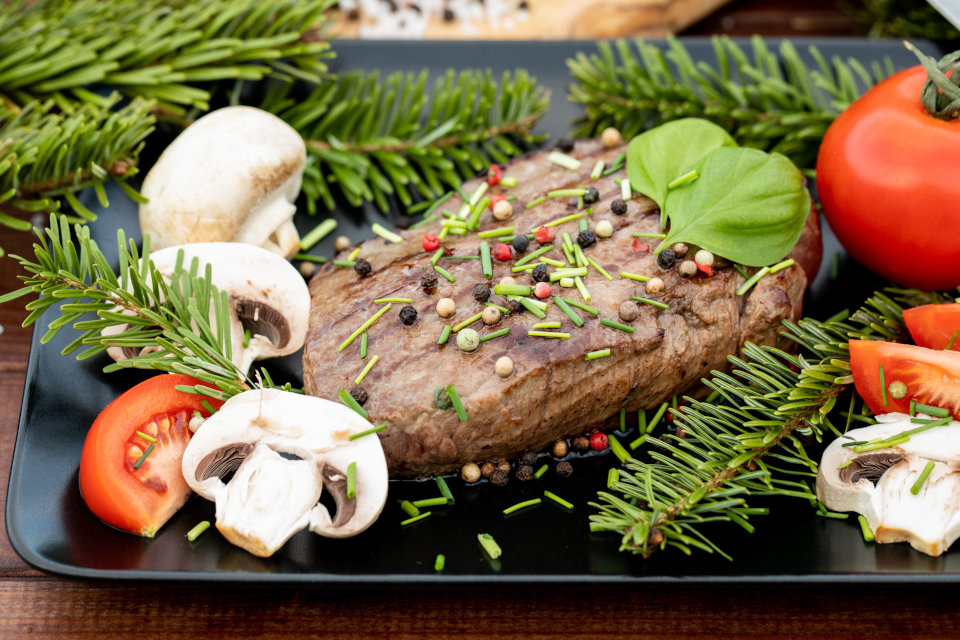 Rehrücken mit Tannennadeln